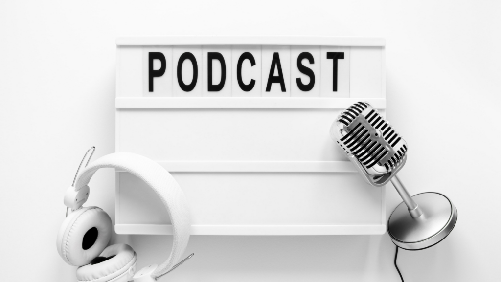 Cuffie microfono e scritta podcast in bianco e nero