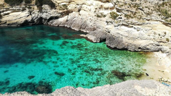 Mare piccolo, Archi Fontanella. mare, crollo, turisti. Mare con acqua verde cristallo contornata da scogli.