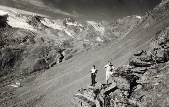 RENZO VIDESOTT Cogne, Valnontey; studioso tedesco e la moglie in zona Lauson. 17 settembre 1957 Gelatina sali d’argento/ carta Torino, Archivio Ente Parco Nazionale Gran Paradiso.