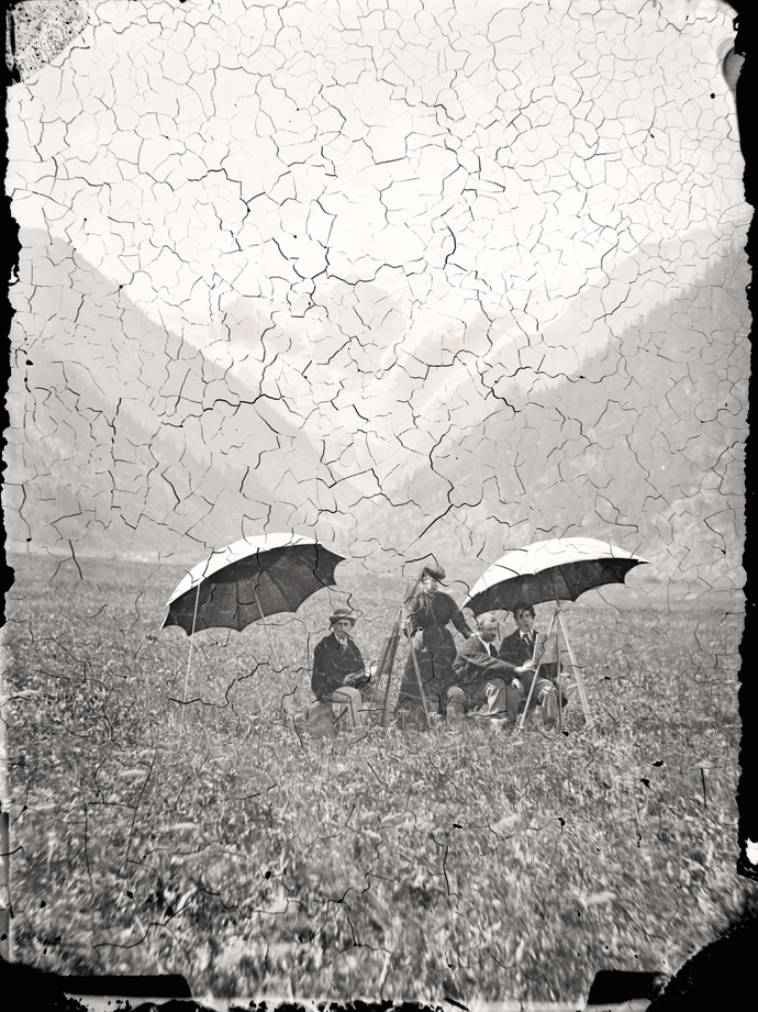 bianco e nero tre persone nel prato due con ombrello ai piedi di un ghiacciaio una foto depoca