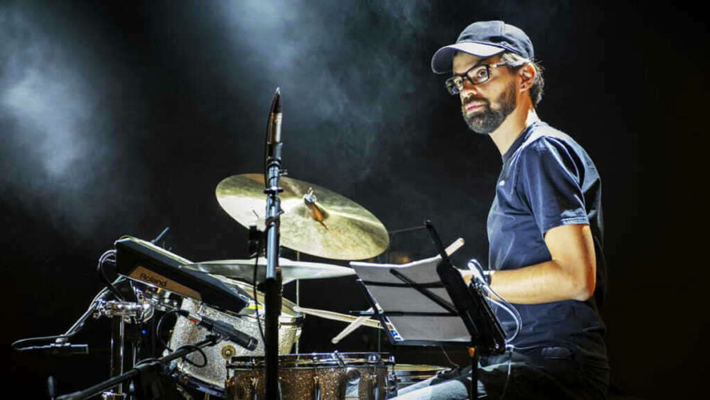 un batterist alla batteria durante un concerto maglia bu e cappellini Marco frattini