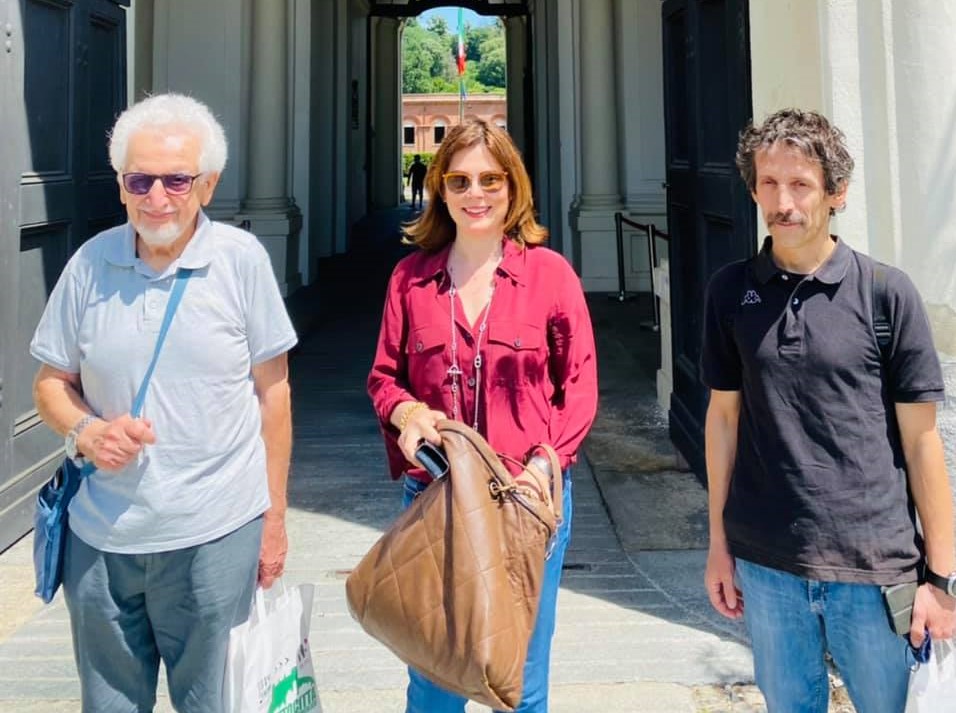 Vittorio Emanuele II e il Proclama di Moncalieri in un docufiction - nella foto Bruno e Lorenzo Gambarotta e in mezzo a loro l'assessore Laura pompeo. I tre sono fuori dal castello di MOncalieri di cui si intravede l'entrata fatta ad arco. e dietro di loro il tricolore italiano