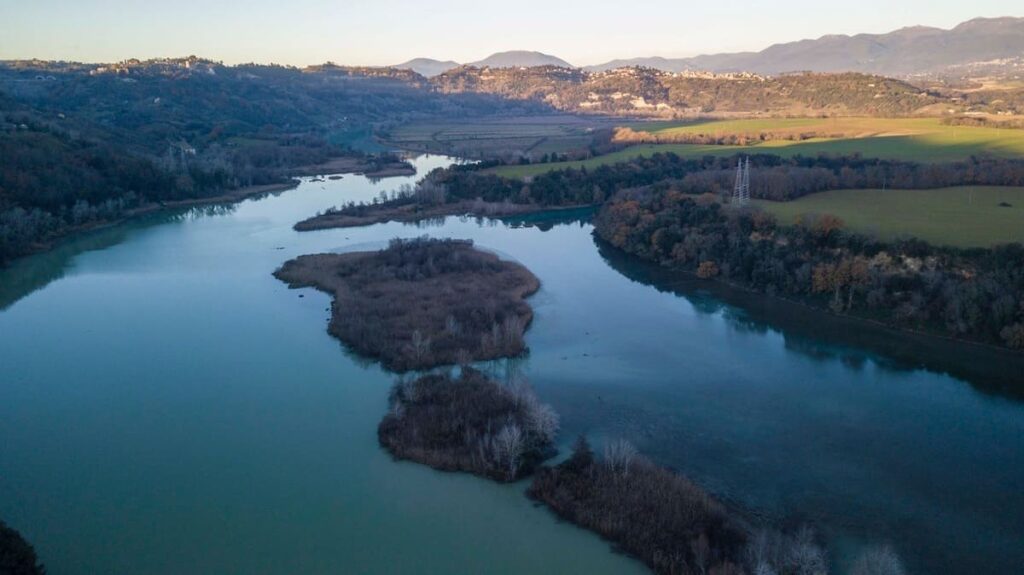 Lazio il tevere veduta dall'alto in mezoz ale montagne