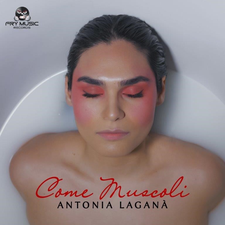 antonia laganà - la copertina del singolo che la ritrae con le spalle nude, dentro una vasca bianca