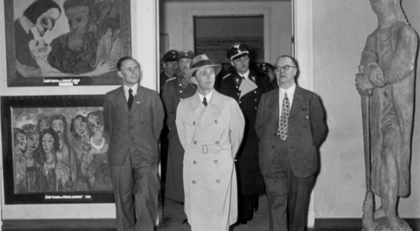goebbels mentre visita la mostra arte degnerata al centro in bianco e nero foto archivio con altre personalita delll epoca