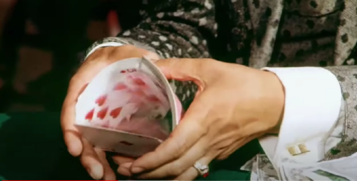 mani di Tony Binarelli con cart da gioco in mano nella famosa scena del film con Terence Hill