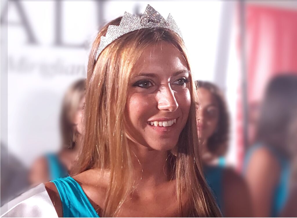 Miss Italia Liguria 2022 - La vincitrice della prima tappa ligure Sofia Barbieri, indossa la coroncina da miss