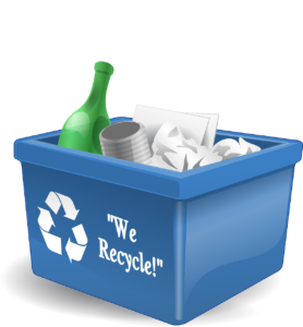 #plasticfreejuly - nella foto una cesta di plastica blu coon la scitta "we recicle" e dentro dei rifiuti di plastica