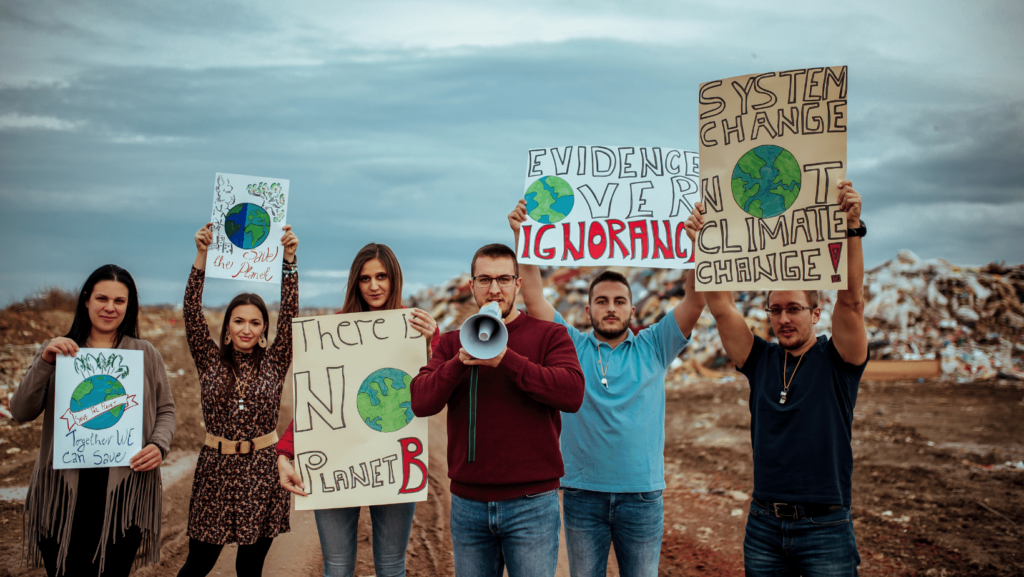 persone contro il riscaldamento glovblae in piedi con manifesti contro crisi climatica