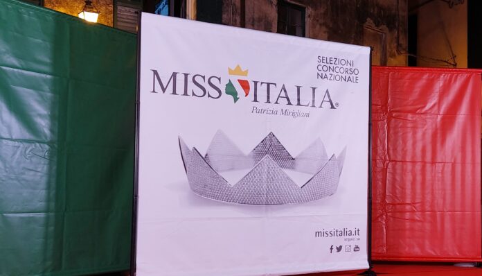 Miss Liguria 2022 - il palco con la coereografia di tende verde, al centro il logo di miss italia su sfondo bianco, e a sinistra il rosso, simbolo del tricolore italiano