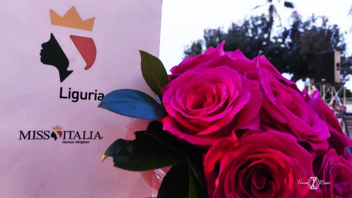 Al Vittorino miss Italia - nella foto in primissimo piano un bouquet di rose rosa e sulla sinistra la cartellina bianca con il logo e la scritta di MIss Italia