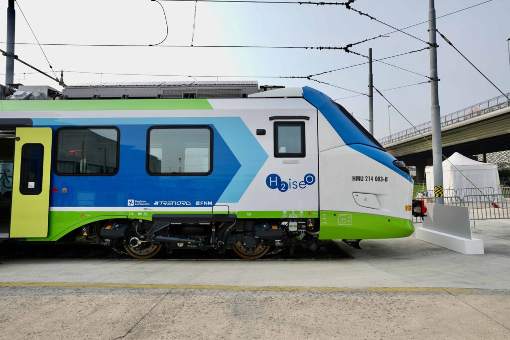 Treni ad idrogeno Alstom Italia - un treno blu bianco e verde sulle rotaie