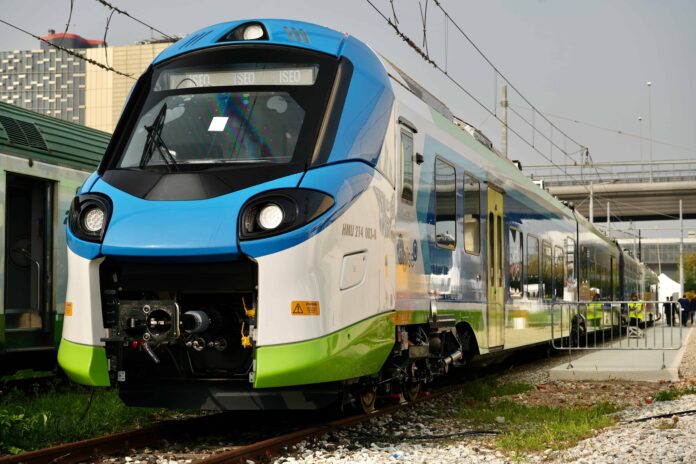 Treni ad idrogeno Alstom Italia - un treno blu bianco e verde sulle rotaie