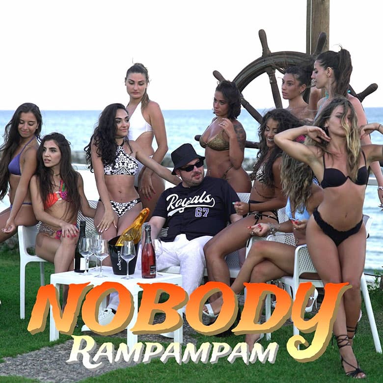 Rampampam - la copertina del singolo che vede nobody circondato da belle ragazze in costume da bagno