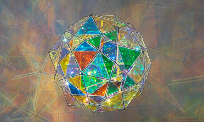 sfere policorma su fondo di poliedri sfumati di olaf Eliasson