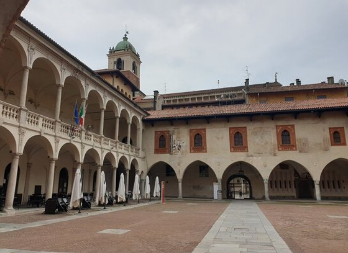 interno del Broeltto di Novara chiostro con archi