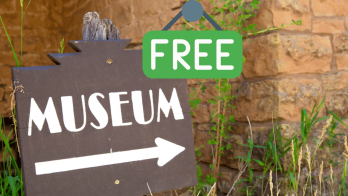 immagine di cartello su un muro con erba con scritta museum free musei gratis