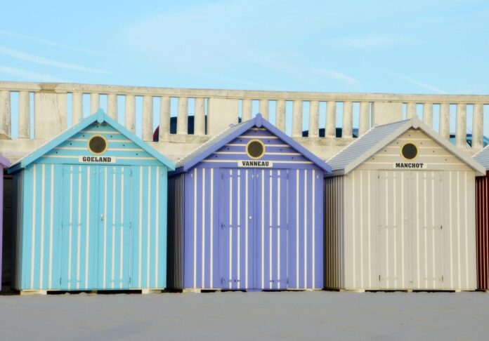 sentimentale domenico imperato - una serie di cabine colorate sulla spiaggia
