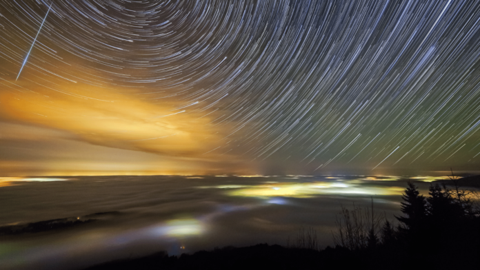 stelle cadenti su una spiaggia color oro