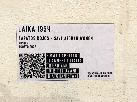 kabul un anno dopo - sul muro vicino allopera di strett art, l'appello di Laika che chiede di firmare la petizione