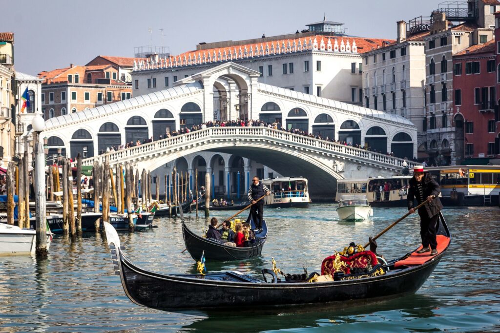 Venezia pagamento - nella foto una splendida veduta del ponte di Rialto e in primo piano una gondola 