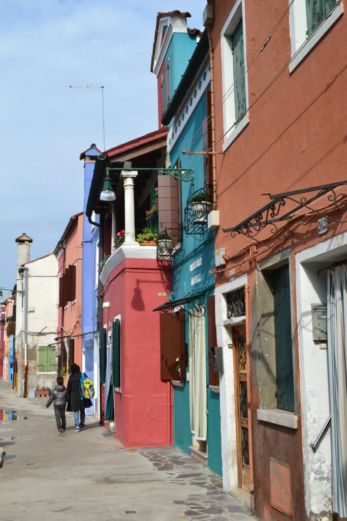 pagamento del pedaggio - una veduta di una via di Murano con case colorate 