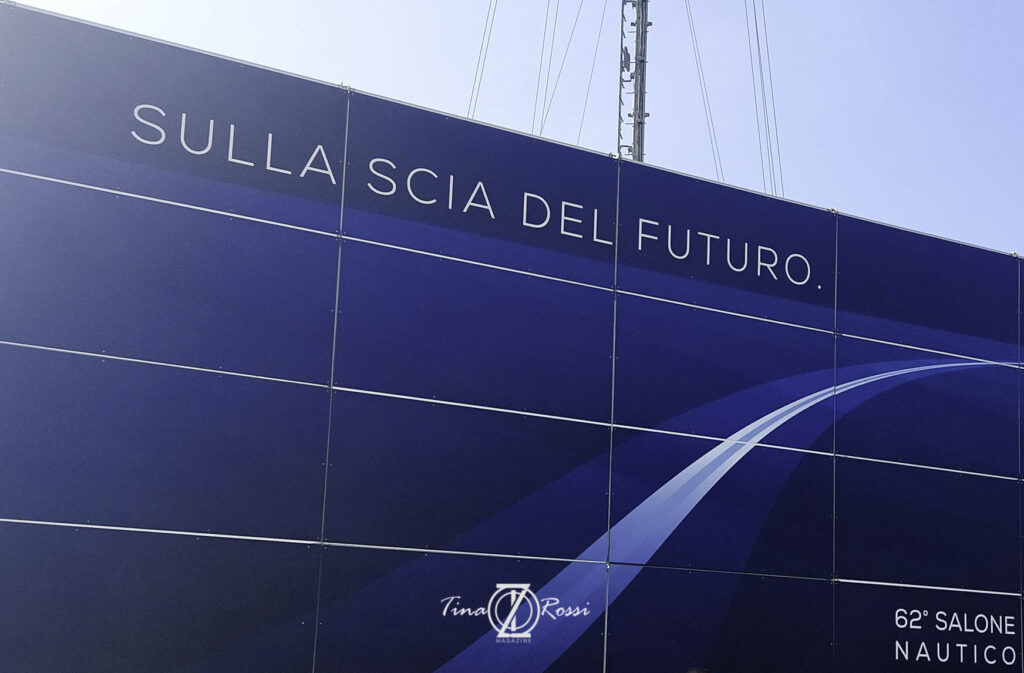 Salone nautico il cartellone blu con le scritte "sulla scia del futuro"