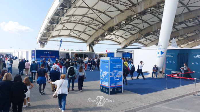 uno spazio aperto del Salone Nautico con tanti visitatori