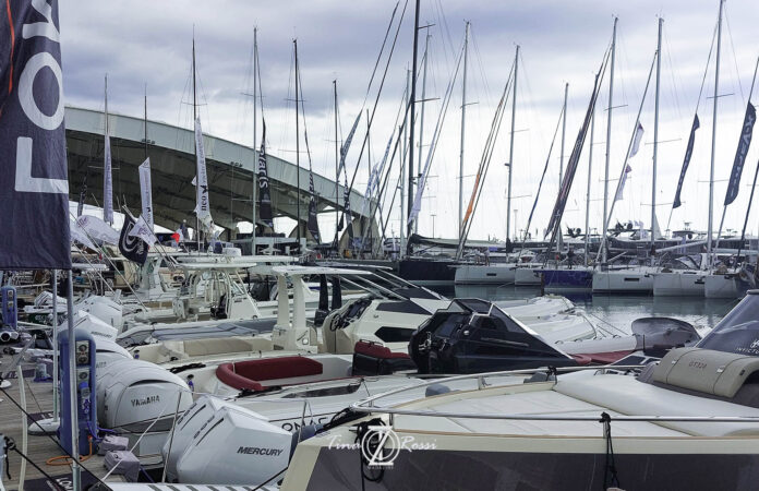 posti barca - tante barche a vela ormeggiate al porto di Genova