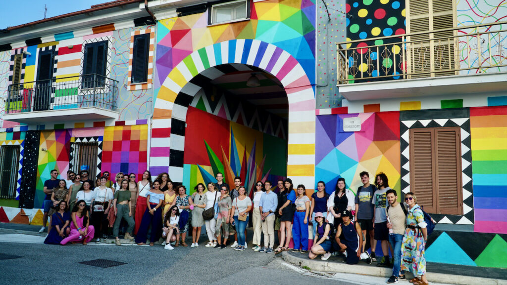 Zero Emissioni Day - il gruppo di ragazzi davanti ad un murale tutto colorato