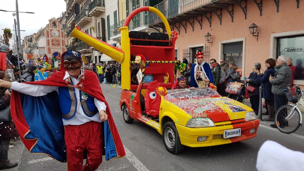 antichità collezionismo - una maschera di carnevale a spasso per le vie di loano con una macchina gialla addobbata