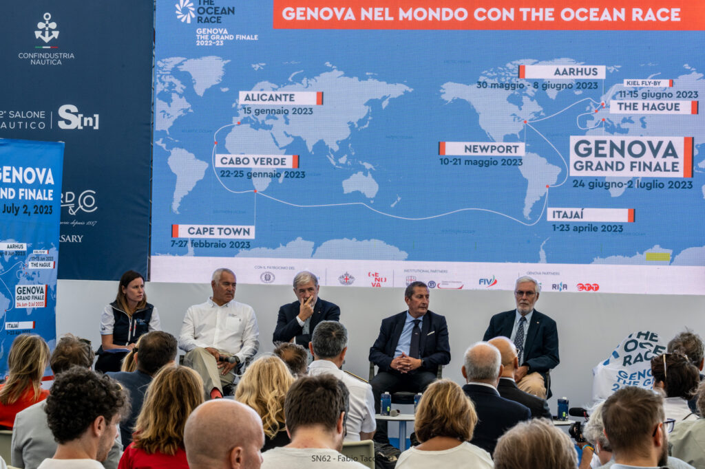 The Ocean Race - il mappamondo con la rotta della regata e delle persone ssedute che parlano al pubblico