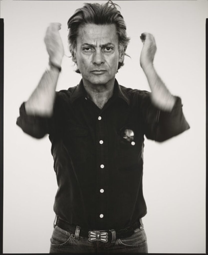 Richard Avedon ritratto in bianco e nero con camicia e jeans