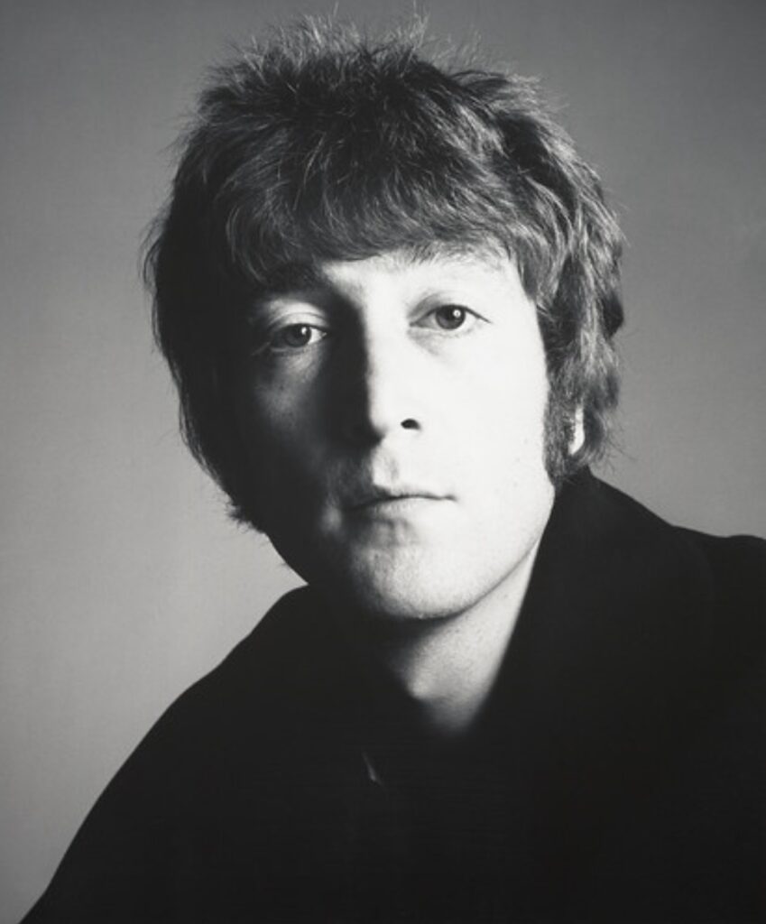 ritratto in bianco e enro di John Lennon