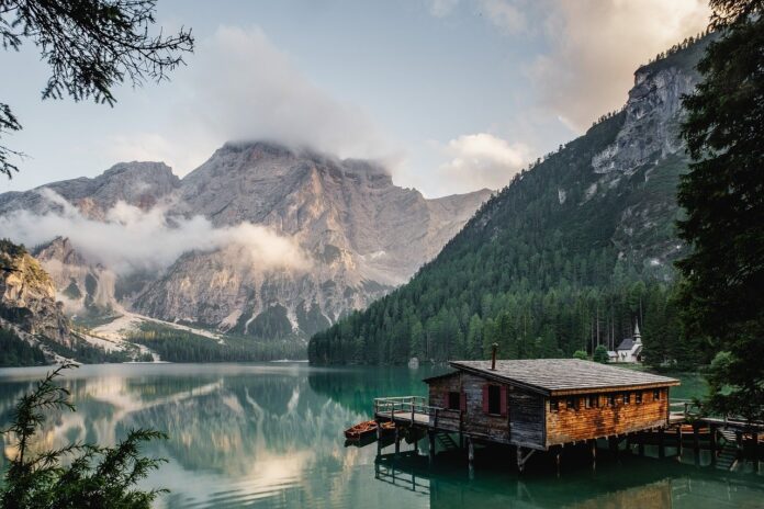 lake placid - il lago tra le montagne, con una casa di legno sulla riva