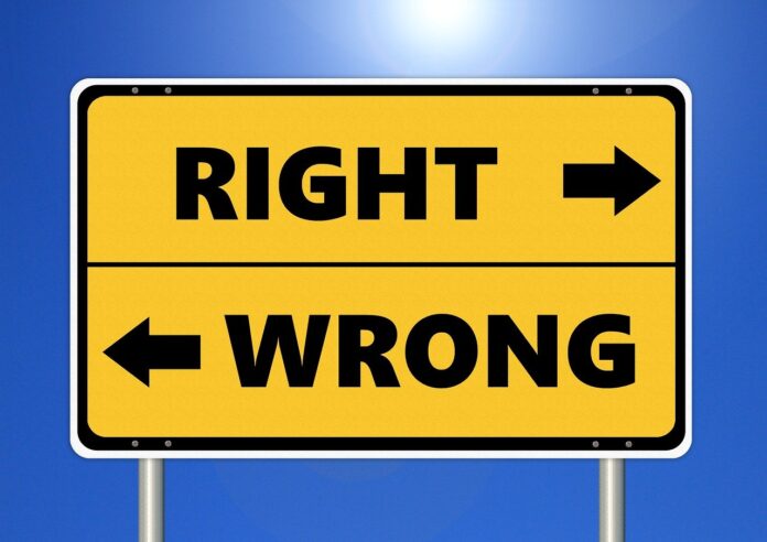 dilemma - un cartello stradale con la scritta right e wrong, destra o siniistra