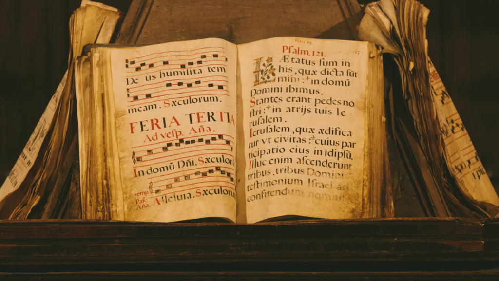 libro antico medievale con caratteri gotivi du carta pergamena