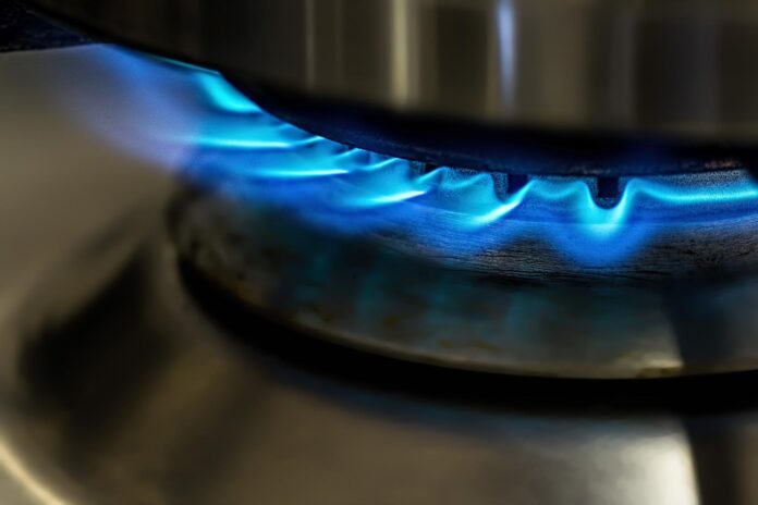 gas gratis -. in primo piano un fornello del gas acceso con la fiamma blu