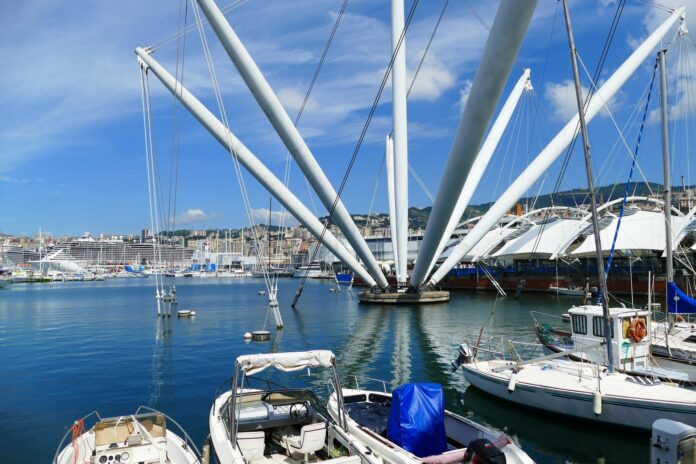salone nautico di genova - una veduta aerea del porto di genova, con il mare e tante barche