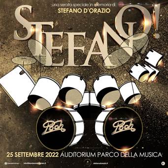 Premio Stefano D'Orazio - la locandina con sfondo dorato e una batteria bianca al centro. Sui tamburi c'è la scritta "Pooh"