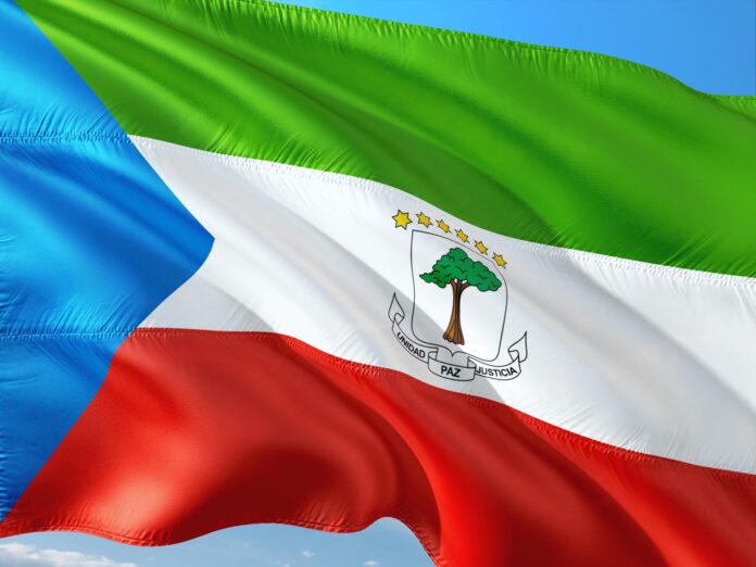 Guinea Equatoriale pena di morte - nella foto la bandiera del Paese con strisce orizzontali verde, bianca e rossa e vicino all'asta un triangolo azzurro. Al centro della bandiera lo stemma costituito da un albero verde con tronco marrone, sopra 6 stelle gialle e sotto la scritta UNIDAD PAZ JUSTICIA