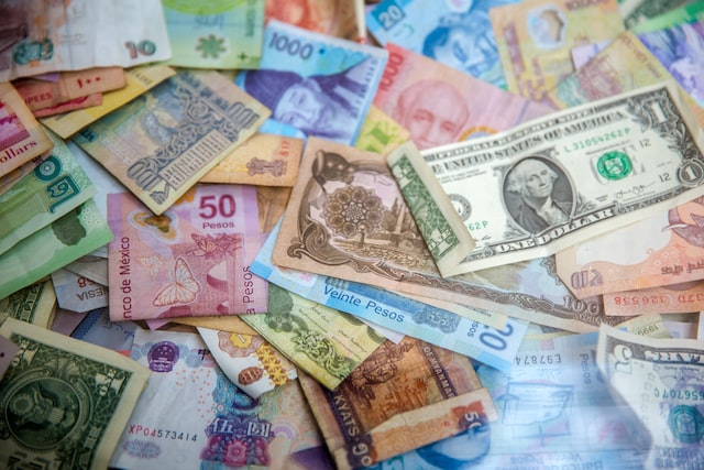 Pushmmua - banconote di varie nazioni, in primo piano il dollaro