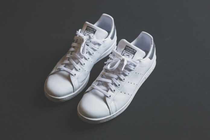 stan smith - un paio di scarpe della adidas bianche