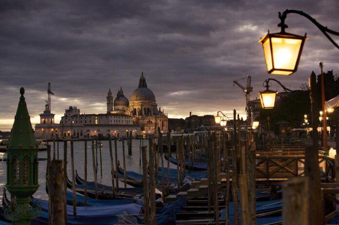 Giallo a Venezia Il Signore di Notte - una veduta notturna di Venezia con un lampione acceso in primo piano