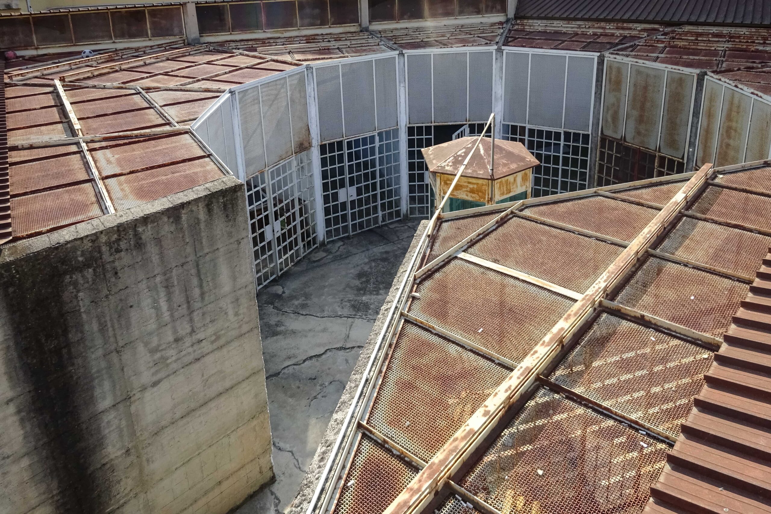 Un carcere visto dall'alto, nella foto si vedono delle celle all'aperto disposte a cerchio e in mezzo una torretta esagonale