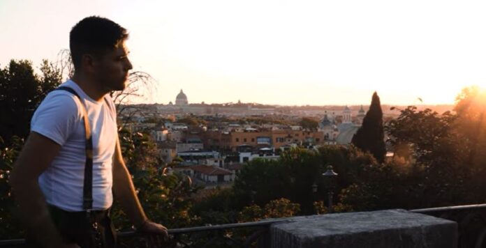 fino a romaa nord - colange indossa una t shirt bianca, sullo sfondo roma