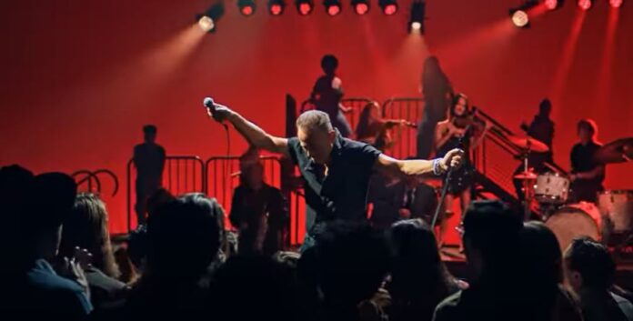 bruce springsteen in un frame del videoclip, che lo ritrae sul palco, durante un concerto