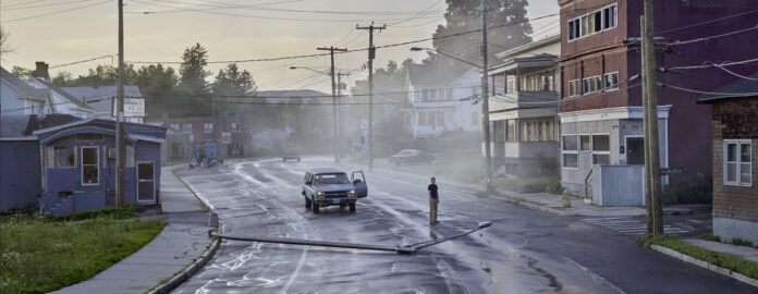 Gregory Crewdson, “Starkfield Lane”, 2018-2019, stampa digitale ai pigmenti, 127 × 225,8 cm (copyright: Gregory Crewdson | courtesy: Gallerie d’Italia)