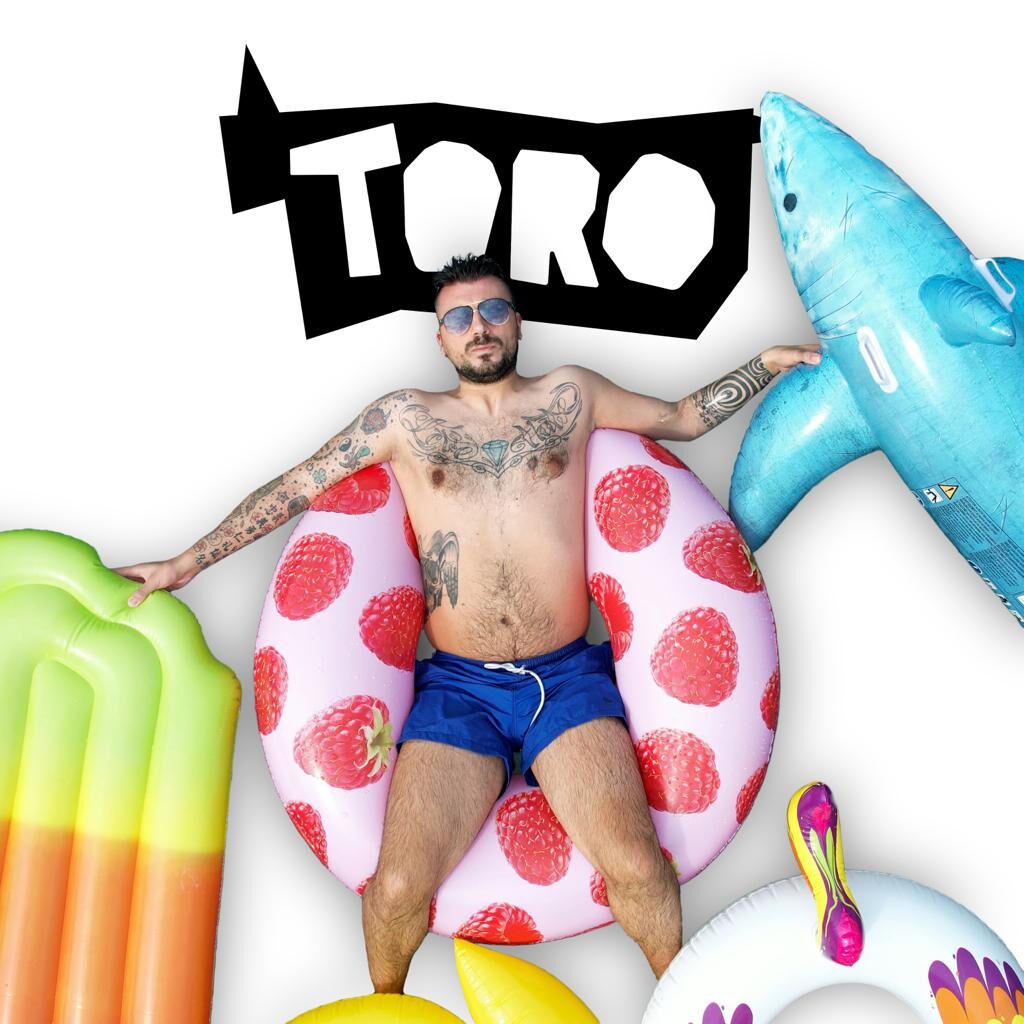 toro - la copertina del singolo che vede francesco setta, in costume da bagno, seduto dentro un salvagente gonfiabile