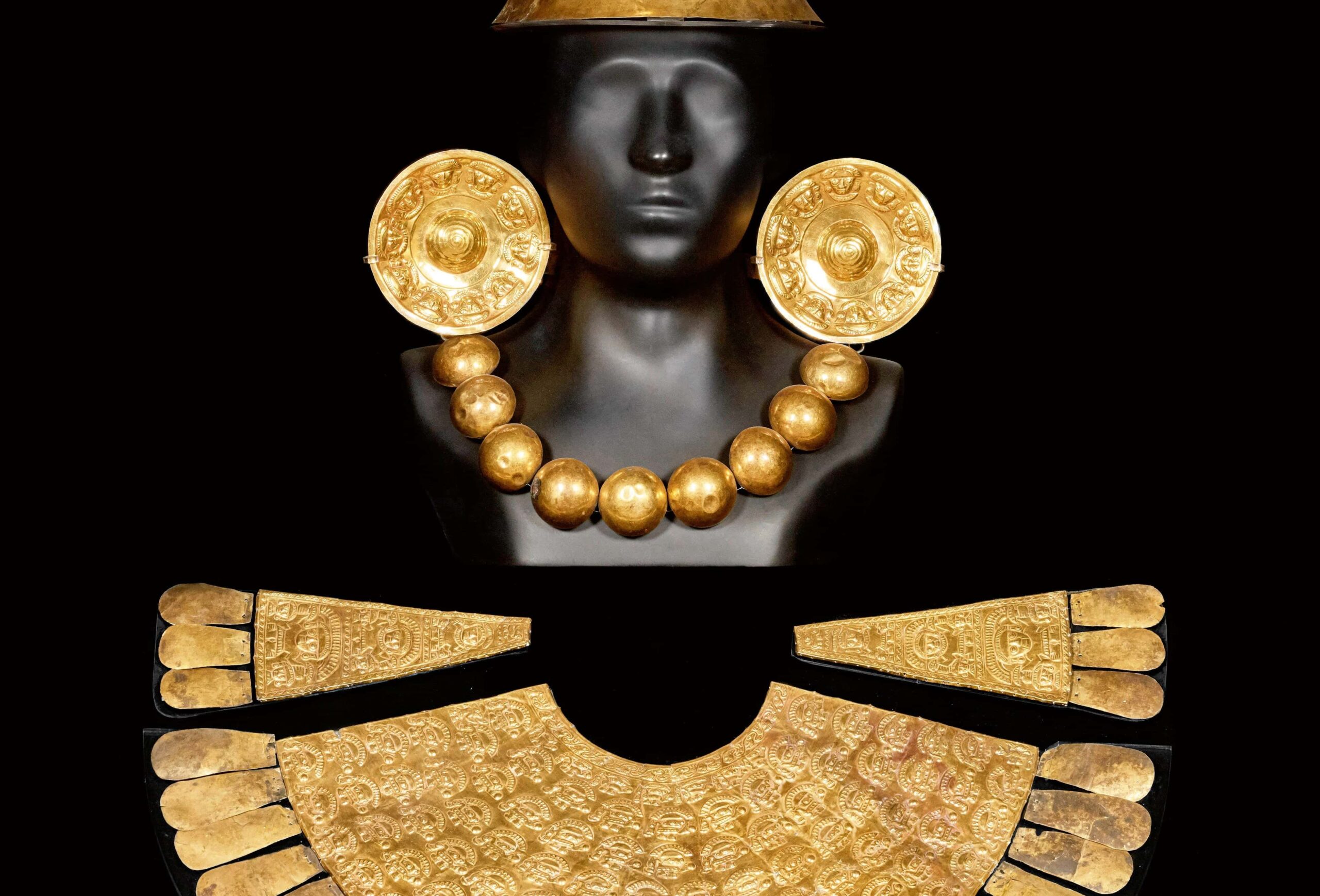 Perù - una statuina nera indossa un copricapo in oro, una gonna d oro e una collana d'oro
